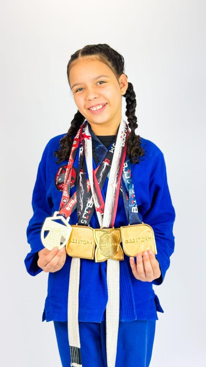 Ana Laura com as medalhas conquistadas no BJJ Storm