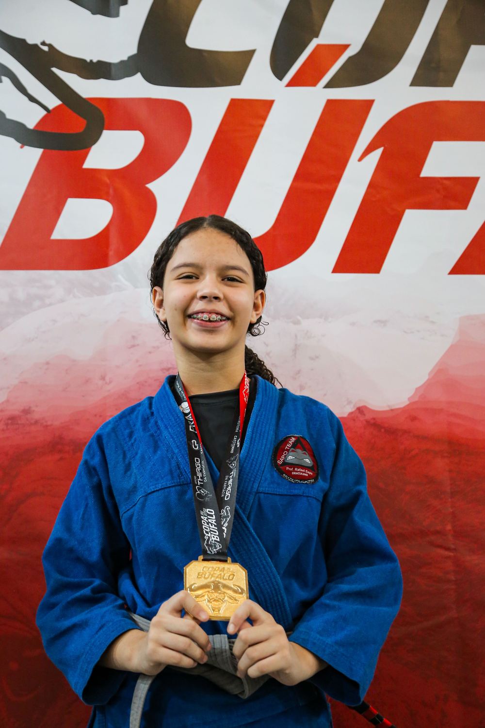 Ana Laura com a medalha de ouro da Copa Búfalo